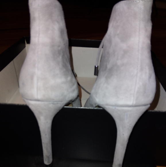 Saks fifth Avenue lace up Grey Booties LIKE NEW! Size 8m - Picture 4 of 7